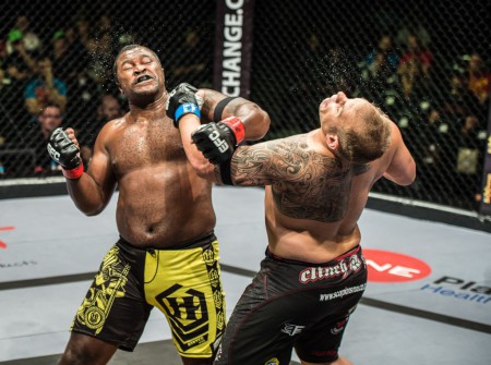 Heavyweight bout between Sors Grobbelaar and Elvis Moyo