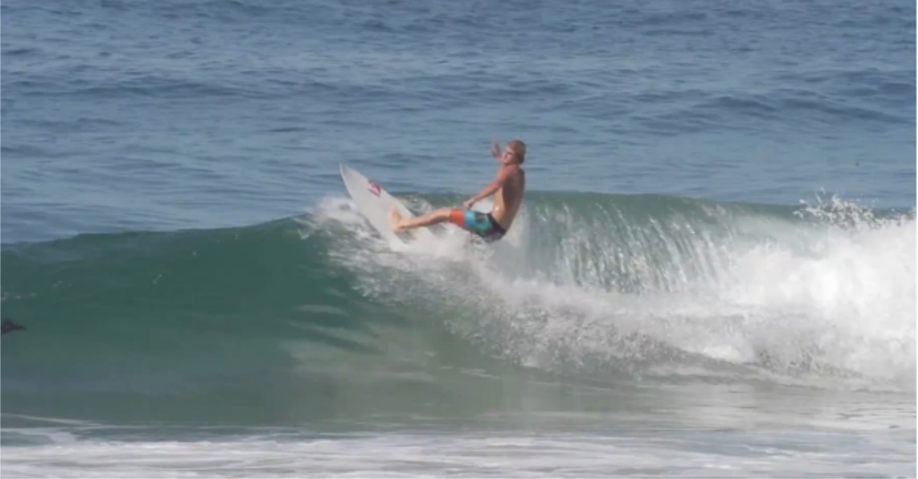Beyrick de Vries droppes the killer Happy Daze surfing video