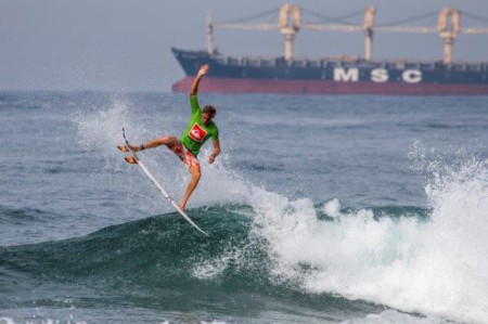 Beyrick De Vries wins round 2 of the Quiksilver Take One To Know One Surfing Series