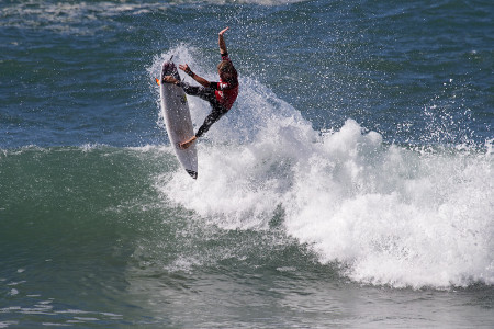 Beyrick De Vries surfing his way to victory at the Quiksilver Takes One To Know One series 