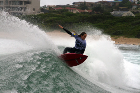 Pippa Jones surfing style at Lower Point in JBay