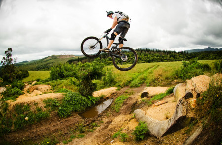 David Rigby taking his MTB to the Dawn of the Dirt Enduro win