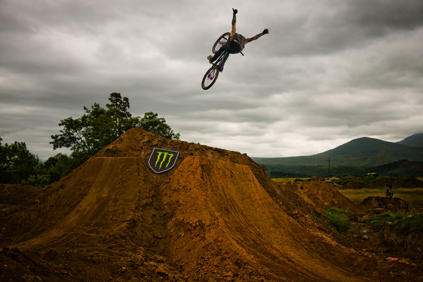 Nick Clarke winning the MTB Dirt contest at Dawn of the Dirt 2016