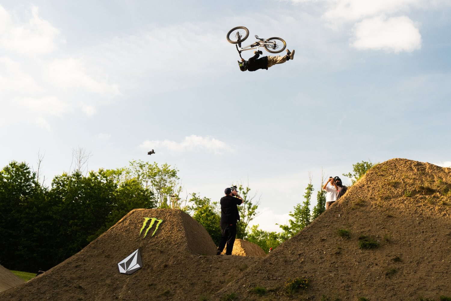 The 2025 Monster Energy Backyard Battle series launched in the lush hills of Wales, United Kingdom, as Vero Sandler and Sam Hodgson welcomed over 35 of the world’s top Freeride and Slopestyle Mountain Bike riders to their backyard masterpiece.