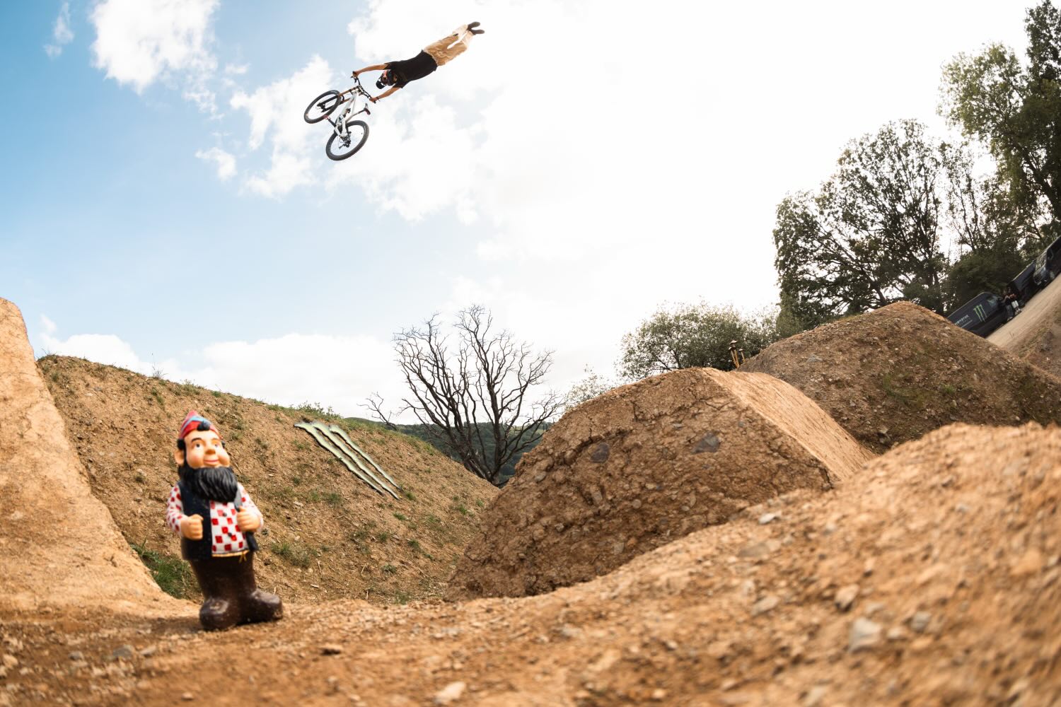 The 2025 Monster Energy Backyard Battle series launched in the lush hills of Wales, United Kingdom, as Vero Sandler and Sam Hodgson welcomed over 35 of the world’s top Freeride and Slopestyle Mountain Bike riders to their backyard masterpiece.