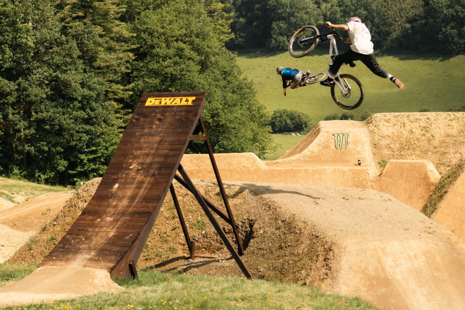 The 2025 Monster Energy Backyard Battle series launched in the lush hills of Wales, United Kingdom, as Vero Sandler and Sam Hodgson welcomed over 35 of the world’s top Freeride and Slopestyle Mountain Bike riders to their backyard masterpiece.
