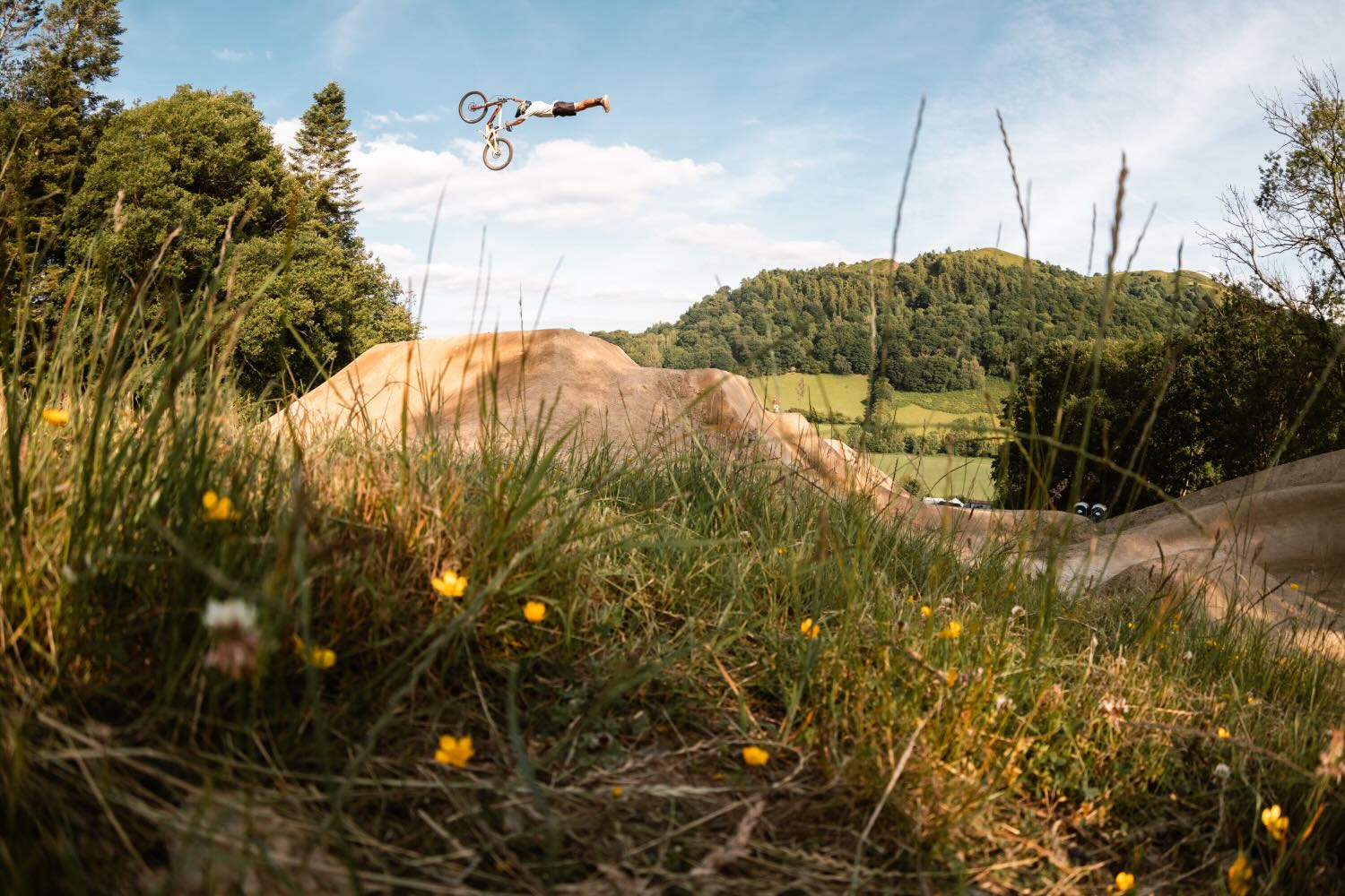 The 2025 Monster Energy Backyard Battle series launched in the lush hills of Wales, United Kingdom, as Vero Sandler and Sam Hodgson welcomed over 35 of the world’s top Freeride and Slopestyle Mountain Bike riders to their backyard masterpiece.