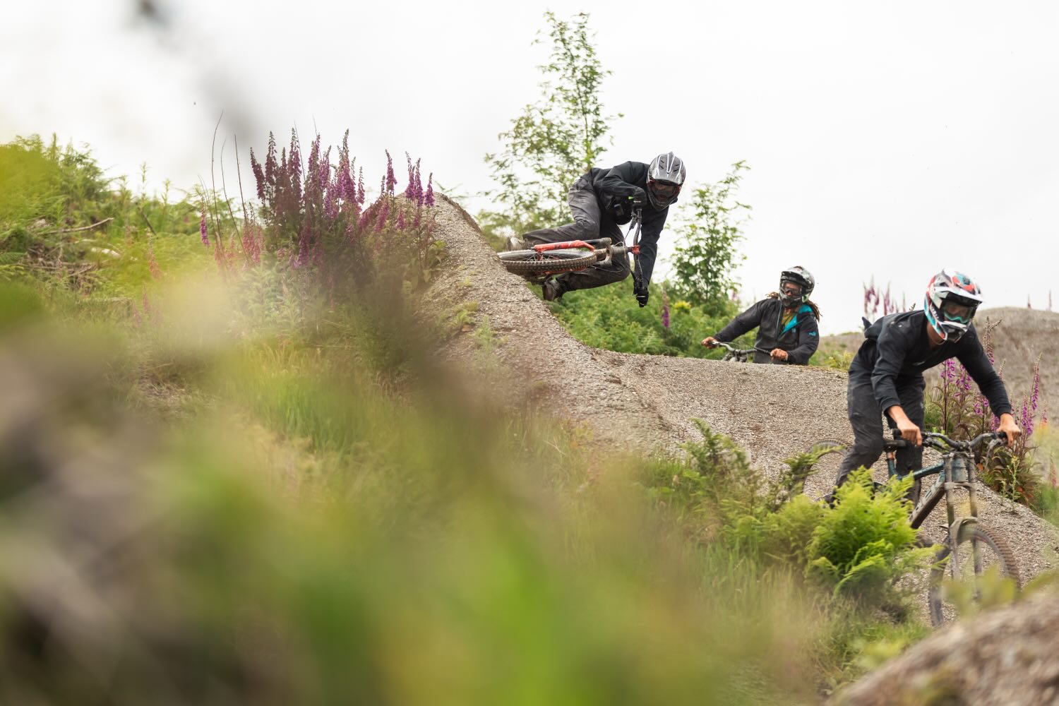 The 2025 Monster Energy Backyard Battle series launched in the lush hills of Wales, United Kingdom, as Vero Sandler and Sam Hodgson welcomed over 35 of the world’s top Freeride and Slopestyle Mountain Bike riders to their backyard masterpiece.