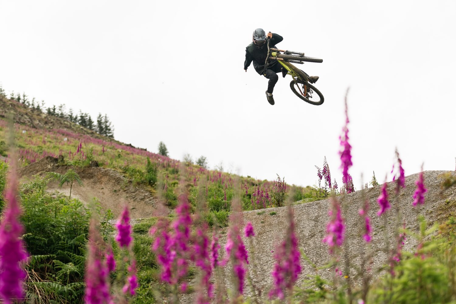 The 2025 Monster Energy Backyard Battle series launched in the lush hills of Wales, United Kingdom, as Vero Sandler and Sam Hodgson welcomed over 35 of the world’s top Freeride and Slopestyle Mountain Bike riders to their backyard masterpiece.