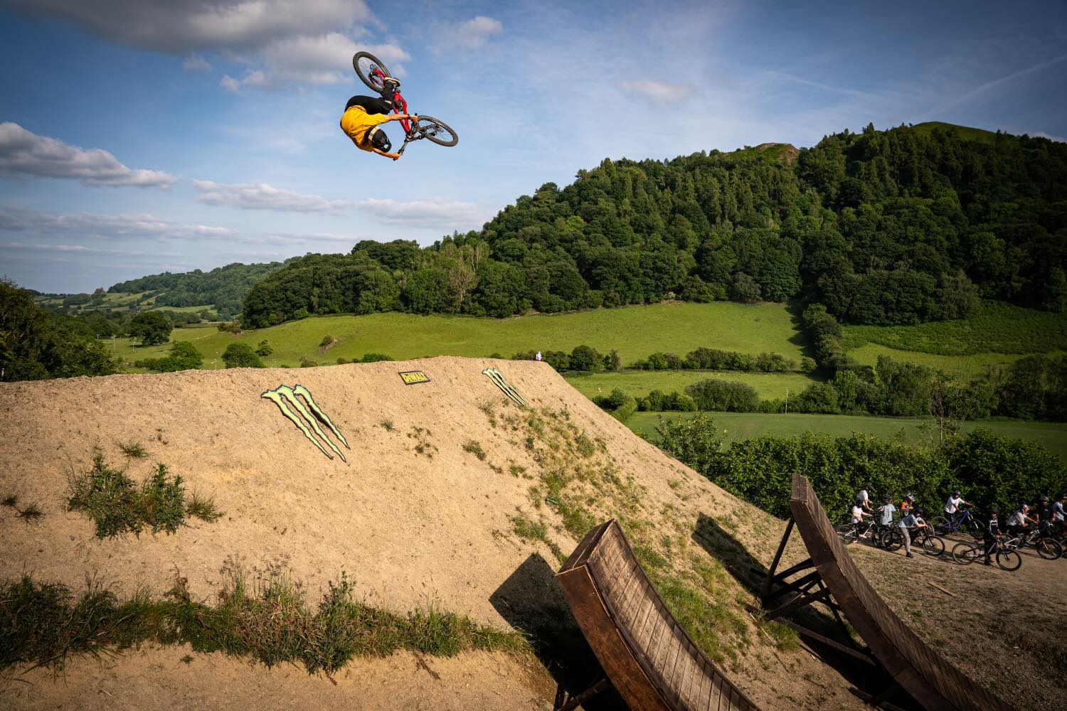 The 2025 Monster Energy Backyard Battle series launched in the lush hills of Wales, United Kingdom, as Vero Sandler and Sam Hodgson welcomed over 35 of the world’s top Freeride and Slopestyle Mountain Bike riders to their backyard masterpiece.