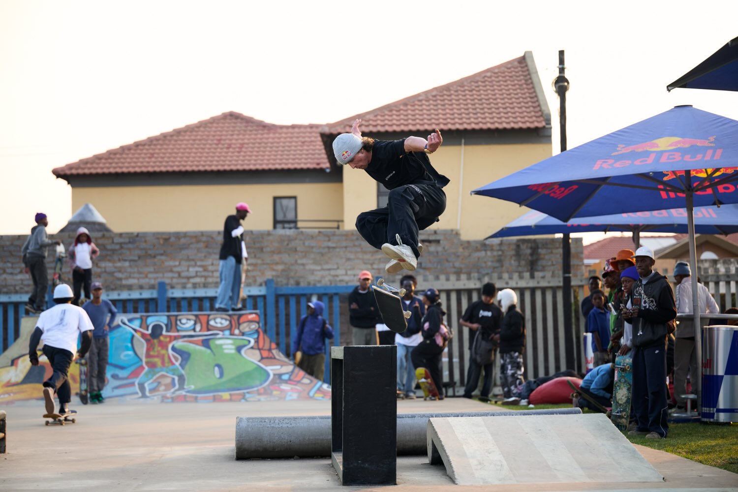 To honour the upcoming Go Skateboarding Day on 21 June, Red Bull Skateboarding athlete, Brandon Valjalo put out a call to the skateboarding community to join him at the Pimville DIY Skatepark this past weekend.