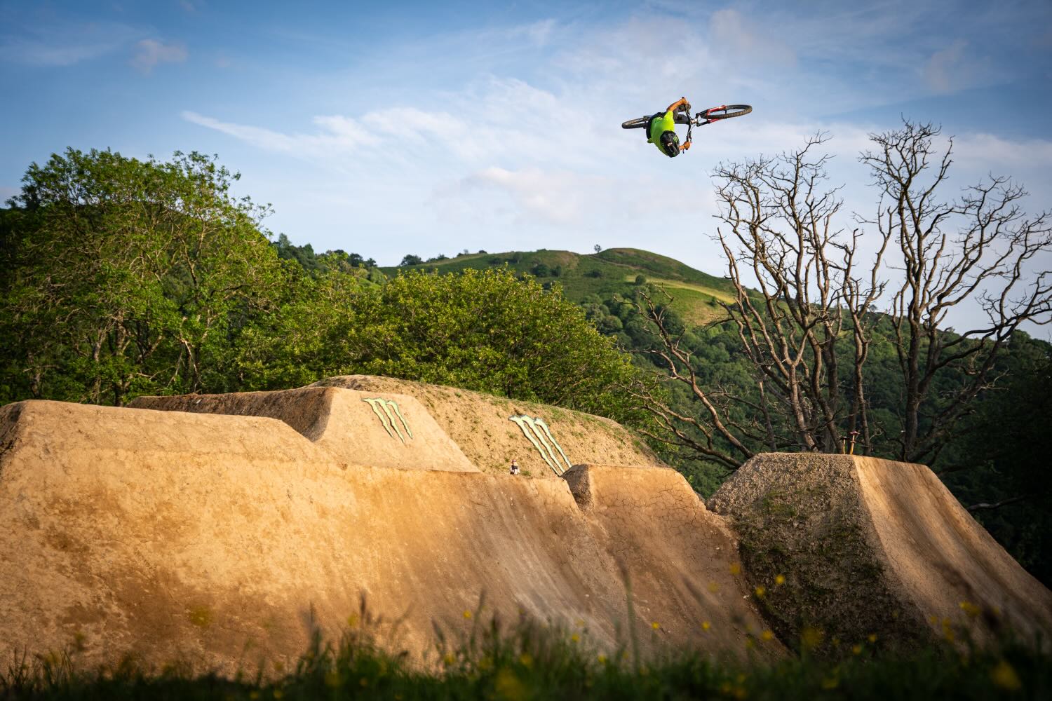 The 2025 Monster Energy Backyard Battle series launched in the lush hills of Wales, United Kingdom, as Vero Sandler and Sam Hodgson welcomed over 35 of the world’s top Freeride and Slopestyle Mountain Bike riders to their backyard masterpiece.