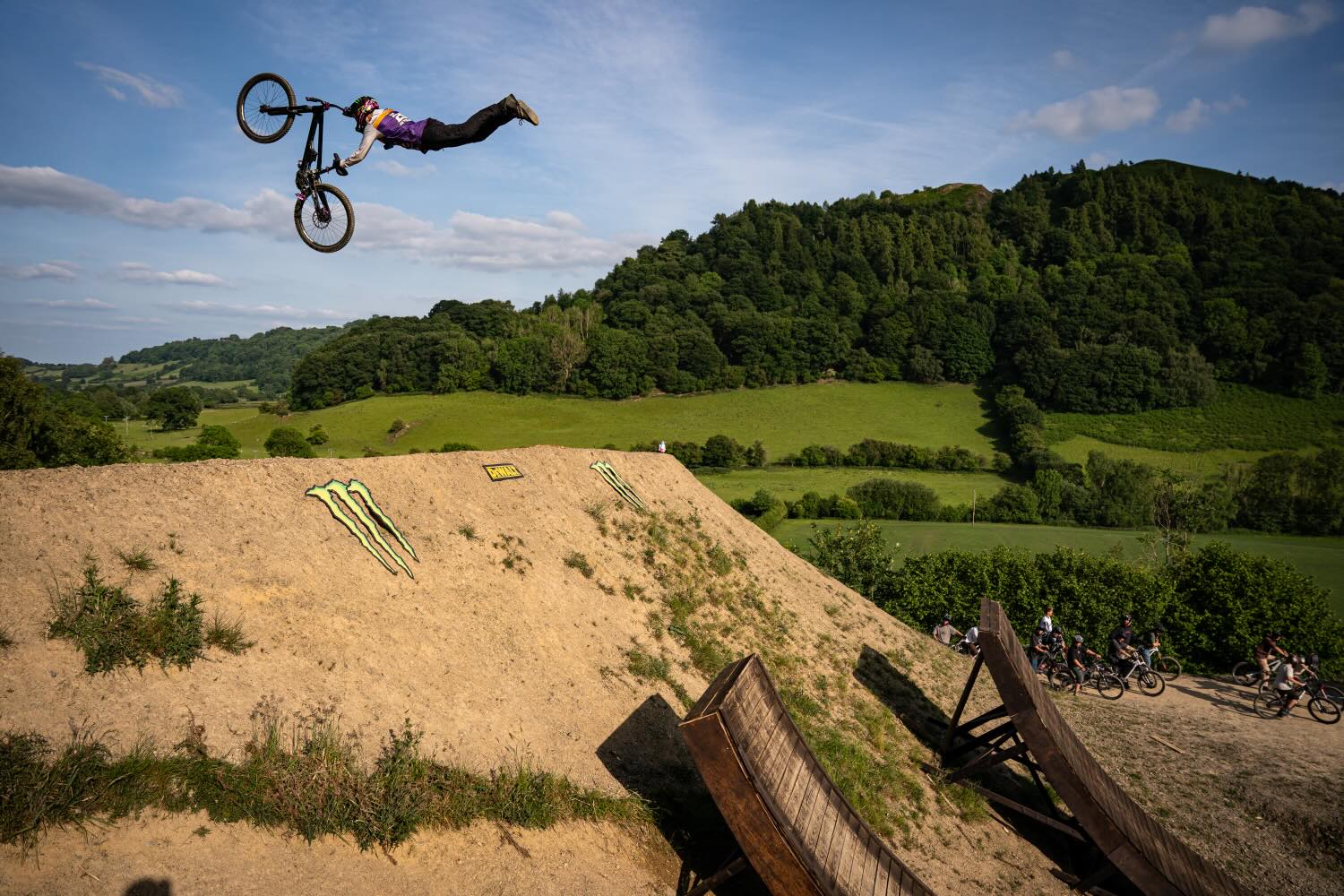 The 2025 Monster Energy Backyard Battle series launched in the lush hills of Wales, United Kingdom, as Vero Sandler and Sam Hodgson welcomed over 35 of the world’s top Freeride and Slopestyle Mountain Bike riders to their backyard masterpiece.