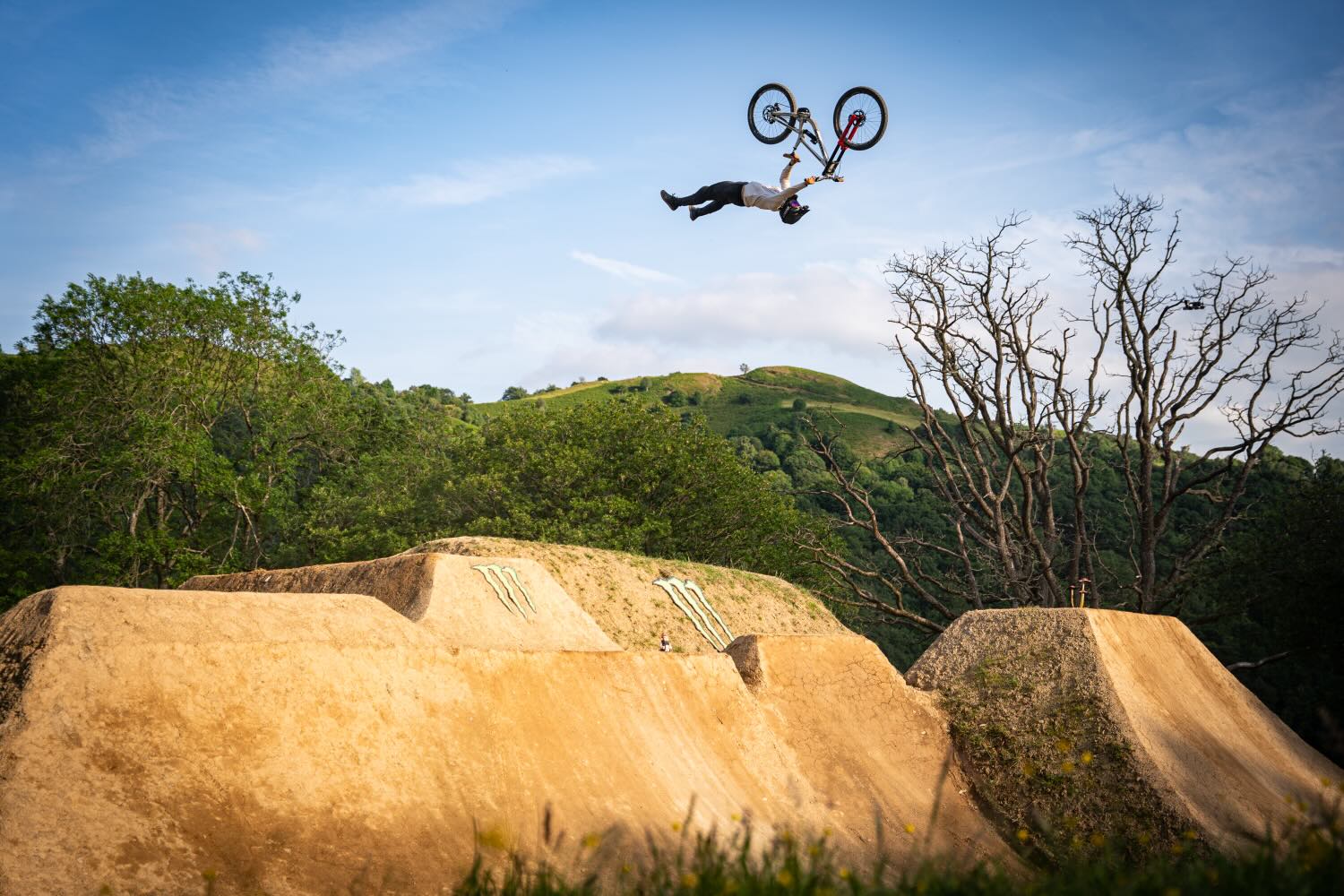 The 2025 Monster Energy Backyard Battle series launched in the lush hills of Wales, United Kingdom, as Vero Sandler and Sam Hodgson welcomed over 35 of the world’s top Freeride and Slopestyle Mountain Bike riders to their backyard masterpiece.