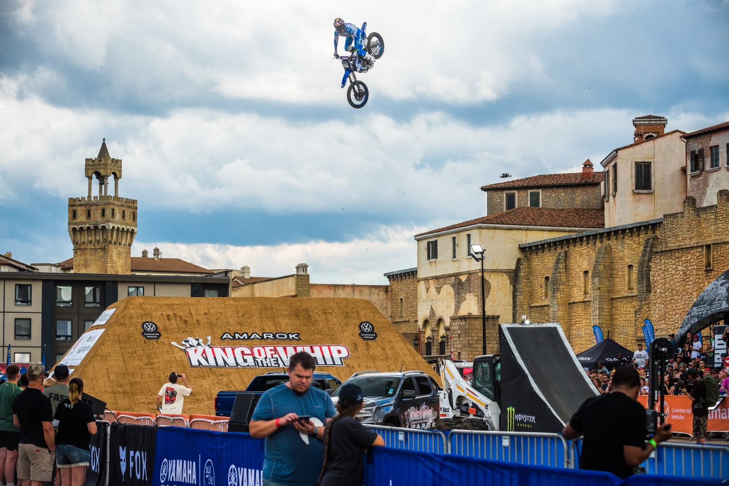 Intense battles in both the Best Whip and Best Trick contests at the 2025 Volkswagen Amarok King of the Whip saw the USA’s Wyatt Fontenot crowned the new King of the Whip, while Australia’s Pat Bowden successfully defended both of his Best Trick titles. The action unfolded in front of a sold-out crowd at Montecasino, Johannesburg.