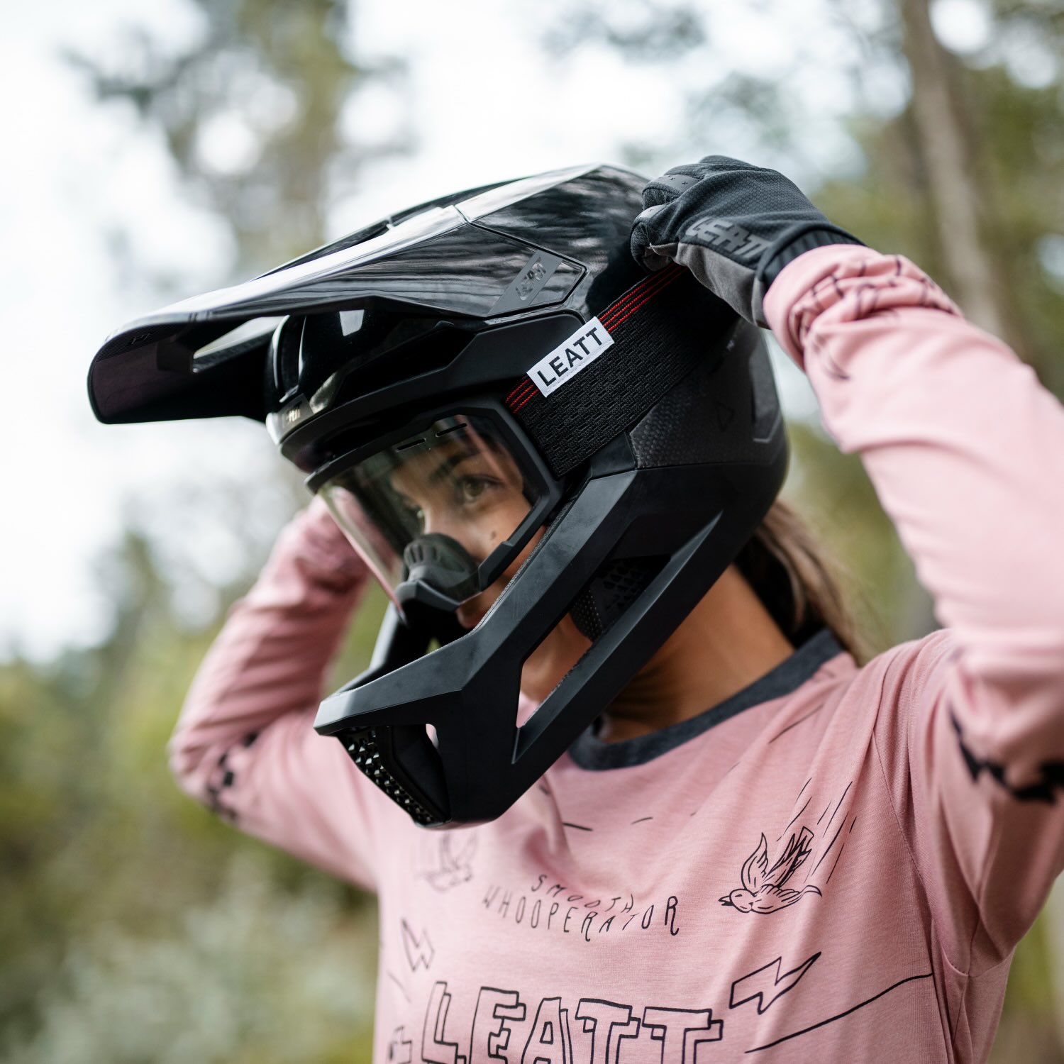 When it comes to gravity Mountain Biking, riders want a helmet that can do more than just meet safety standards. Comfort, ventilation, weight, fit, and confidence all play a role when racing, riding the bike park or hitting your local steeps. That’s exactly where the Leatt Gravity 5.0 helmet positions itself.