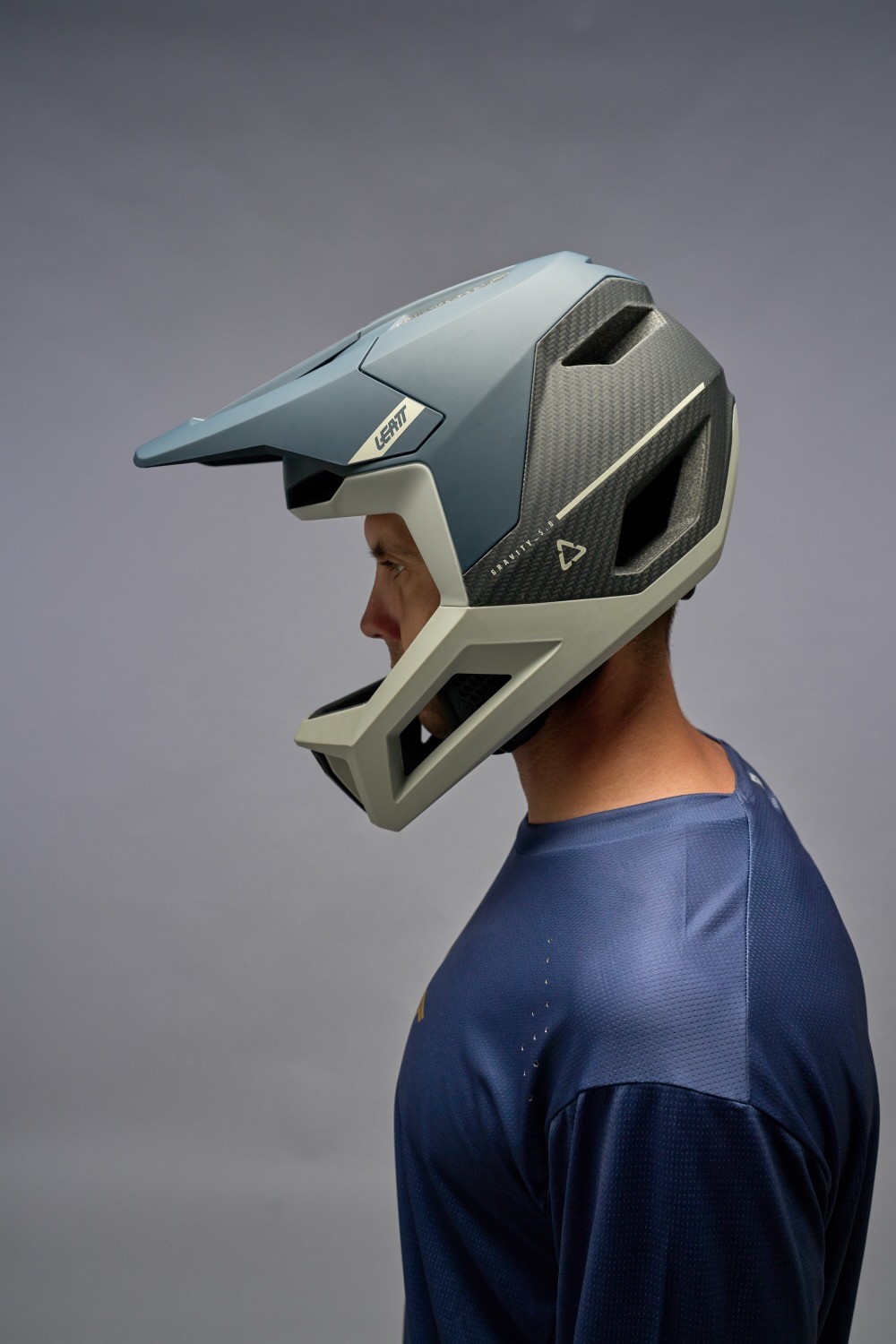 When it comes to gravity Mountain Biking, riders want a helmet that can do more than just meet safety standards. Comfort, ventilation, weight, fit, and confidence all play a role when racing, riding the bike park or hitting your local steeps. That’s exactly where the Leatt Gravity 5.0 helmet positions itself.