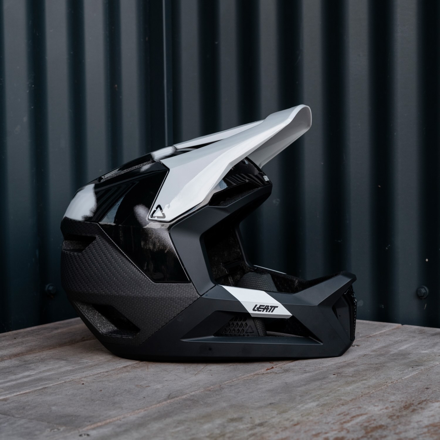 When it comes to gravity Mountain Biking, riders want a helmet that can do more than just meet safety standards. Comfort, ventilation, weight, fit, and confidence all play a role when racing, riding the bike park or hitting your local steeps. That’s exactly where the Leatt Gravity 5.0 helmet positions itself.