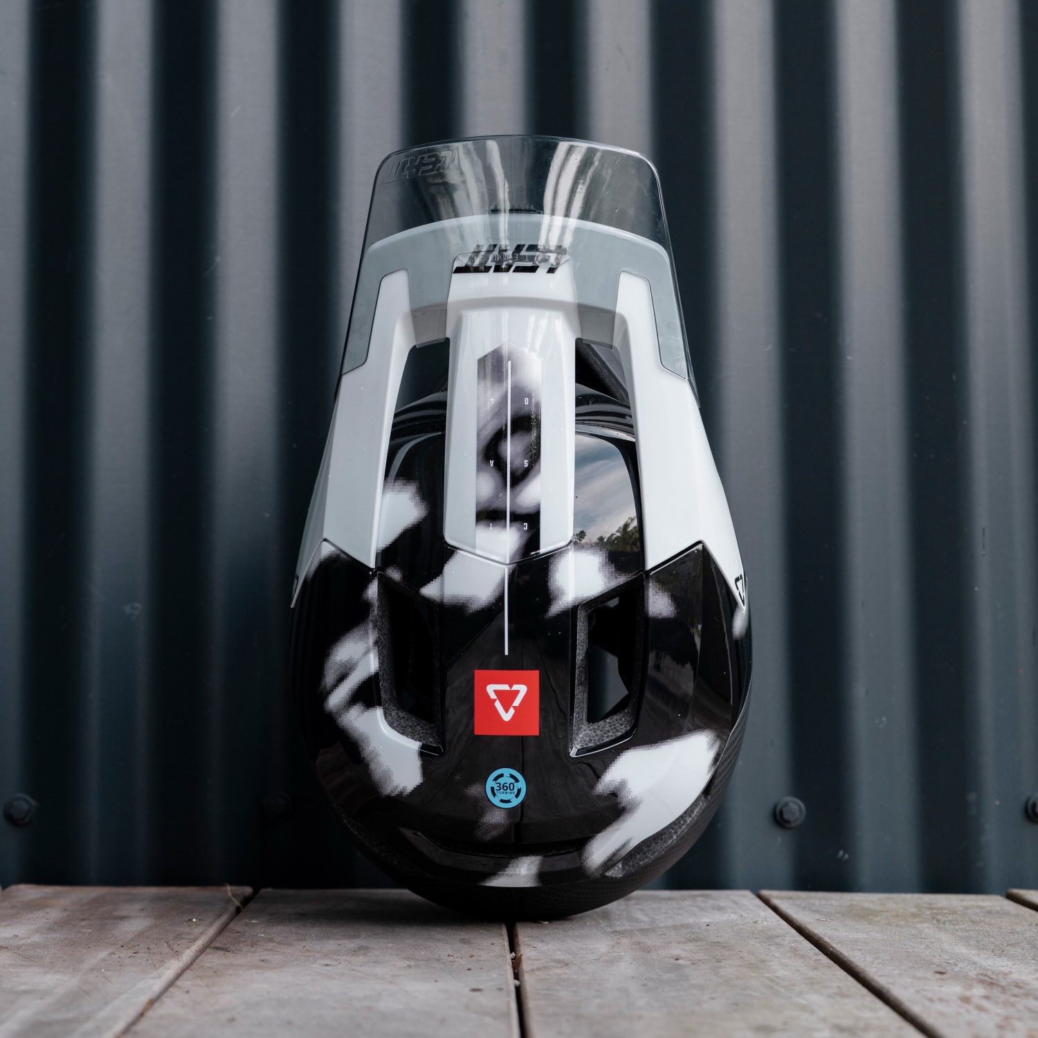 When it comes to gravity Mountain Biking, riders want a helmet that can do more than just meet safety standards. Comfort, ventilation, weight, fit, and confidence all play a role when racing, riding the bike park or hitting your local steeps. That’s exactly where the Leatt Gravity 5.0 helmet positions itself.